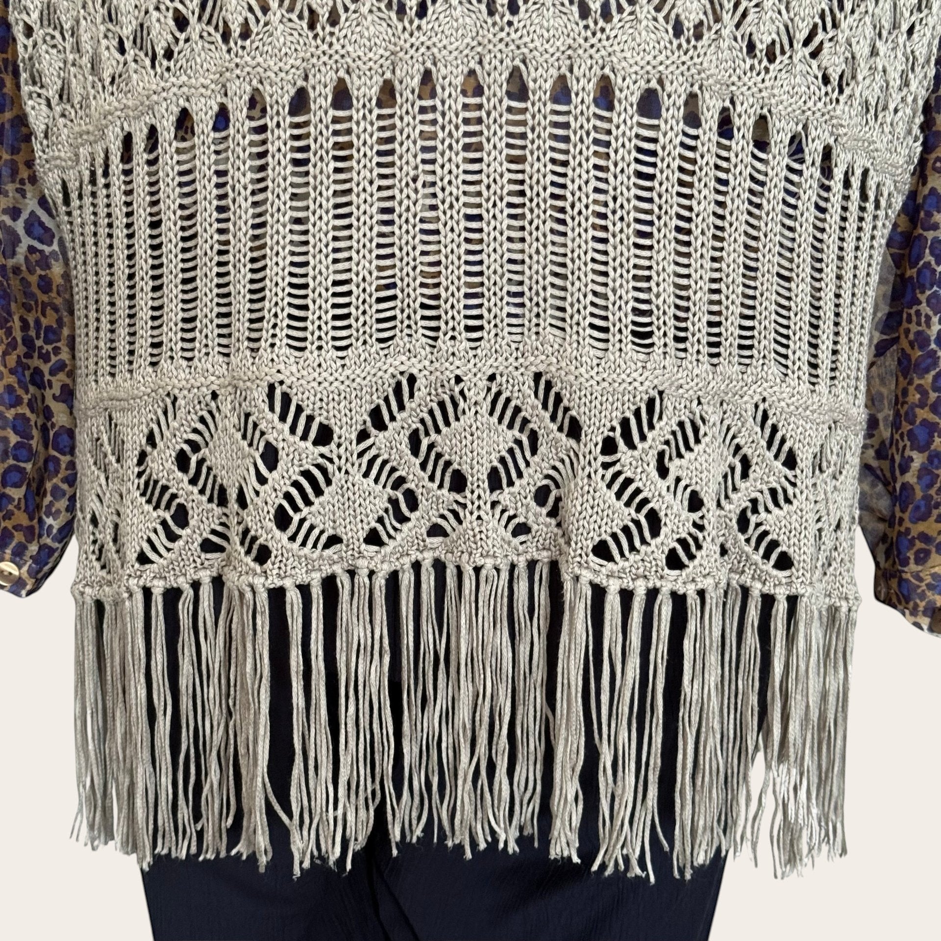Beżowy kardigan TrickandChic w stylu boho z ażurowym splotem i długimi frędzlami u dołu
