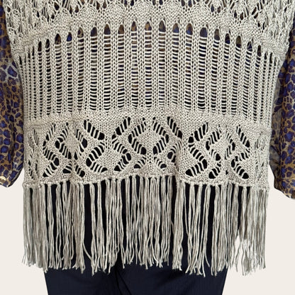 Beżowy kardigan TrickandChic w stylu boho z ażurowym splotem i długimi frędzlami u dołu