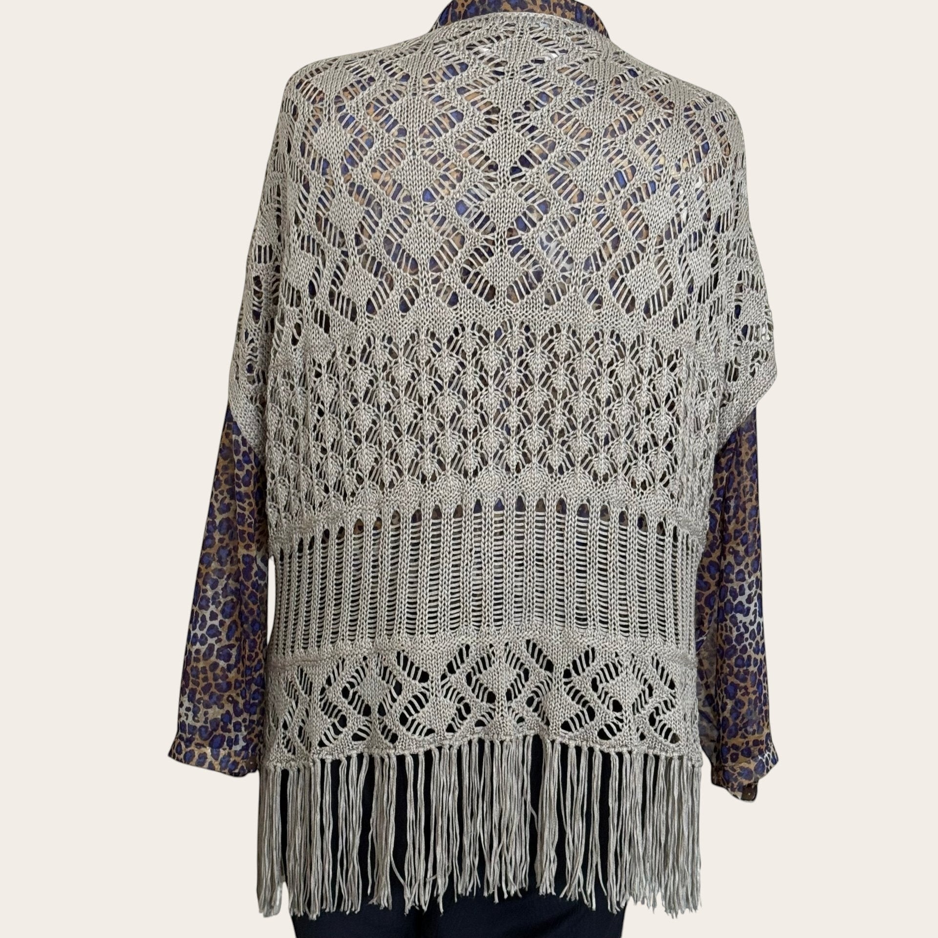 Beżowy kardigan TrickandChic w stylu boho z ażurowym splotem i długimi frędzlami u dołu, widok z tyłu.