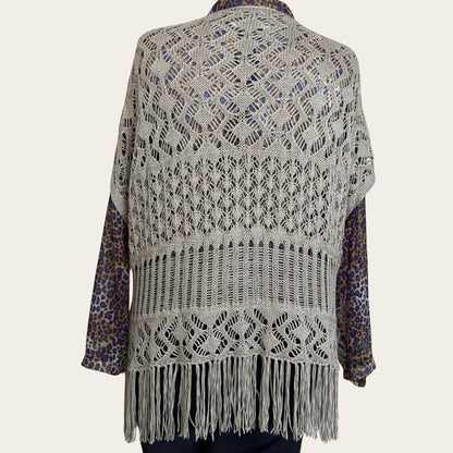 Beżowy kardigan TrickandChic w stylu boho z ażurowym splotem i długimi frędzlami u dołu, widok z tyłu.