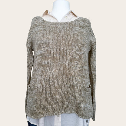 Beżowy sweter Atmosphere z kieszeniami i srebrną nitką, rozmiar XL, na manekinie z koszulą