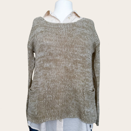 Beżowy sweter Atmosphere z kieszeniami i srebrną nitką, rozmiar XL, na manekinie z koszulą