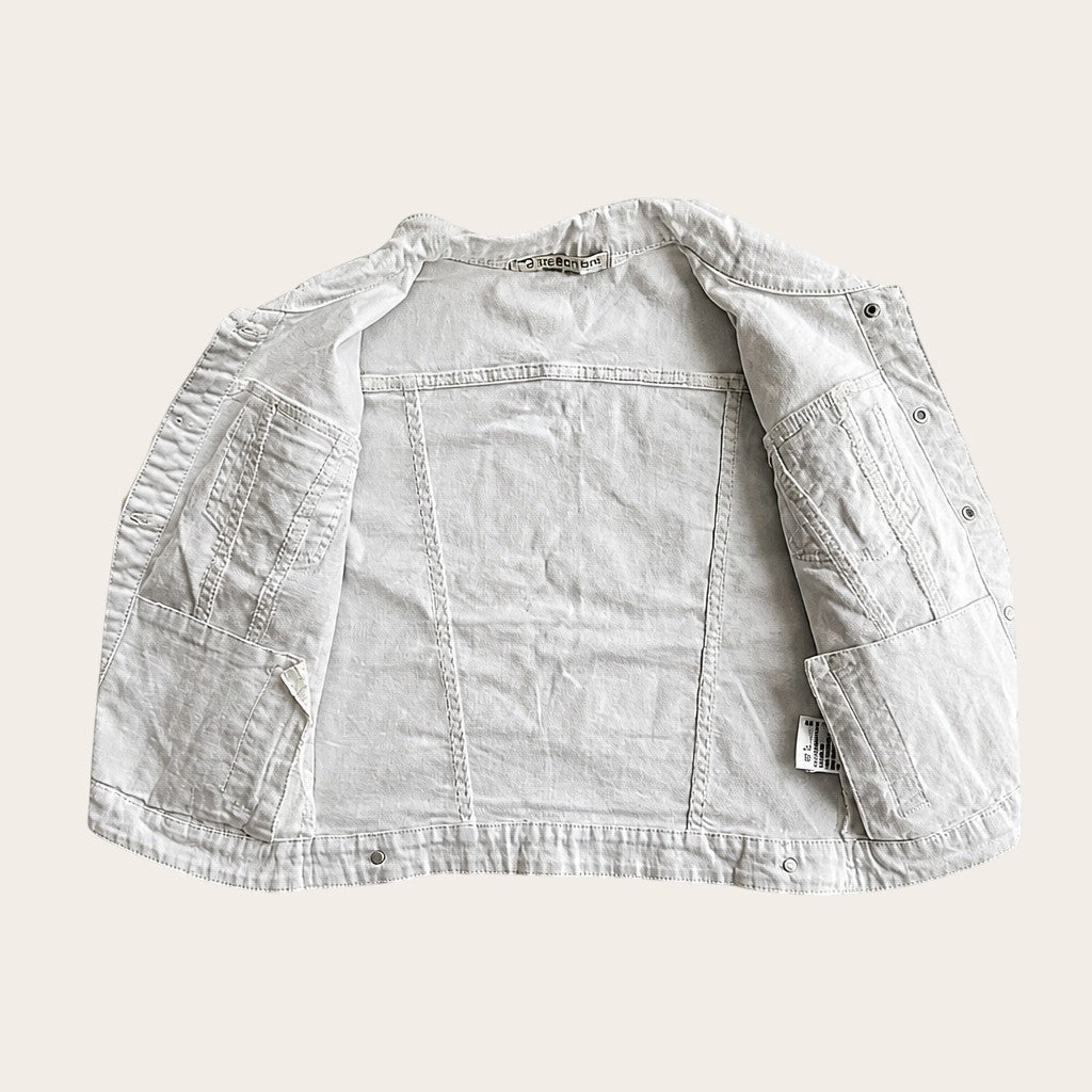 Wnętrze białej kurtki jeansowej TrickandChic Miss Bon Bon z bawełnianego denimu z widocznymi szwami i kieszeniami