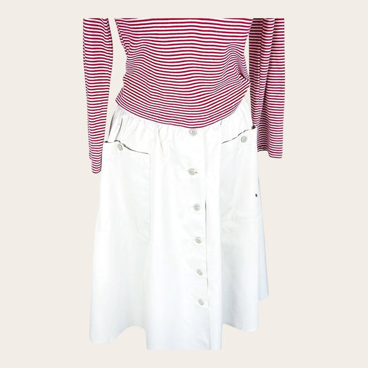 Biała spódnica midi marki Cora w stylu vintage z zapięciem na guziki i kieszeniami, dostępna w TrickandChic