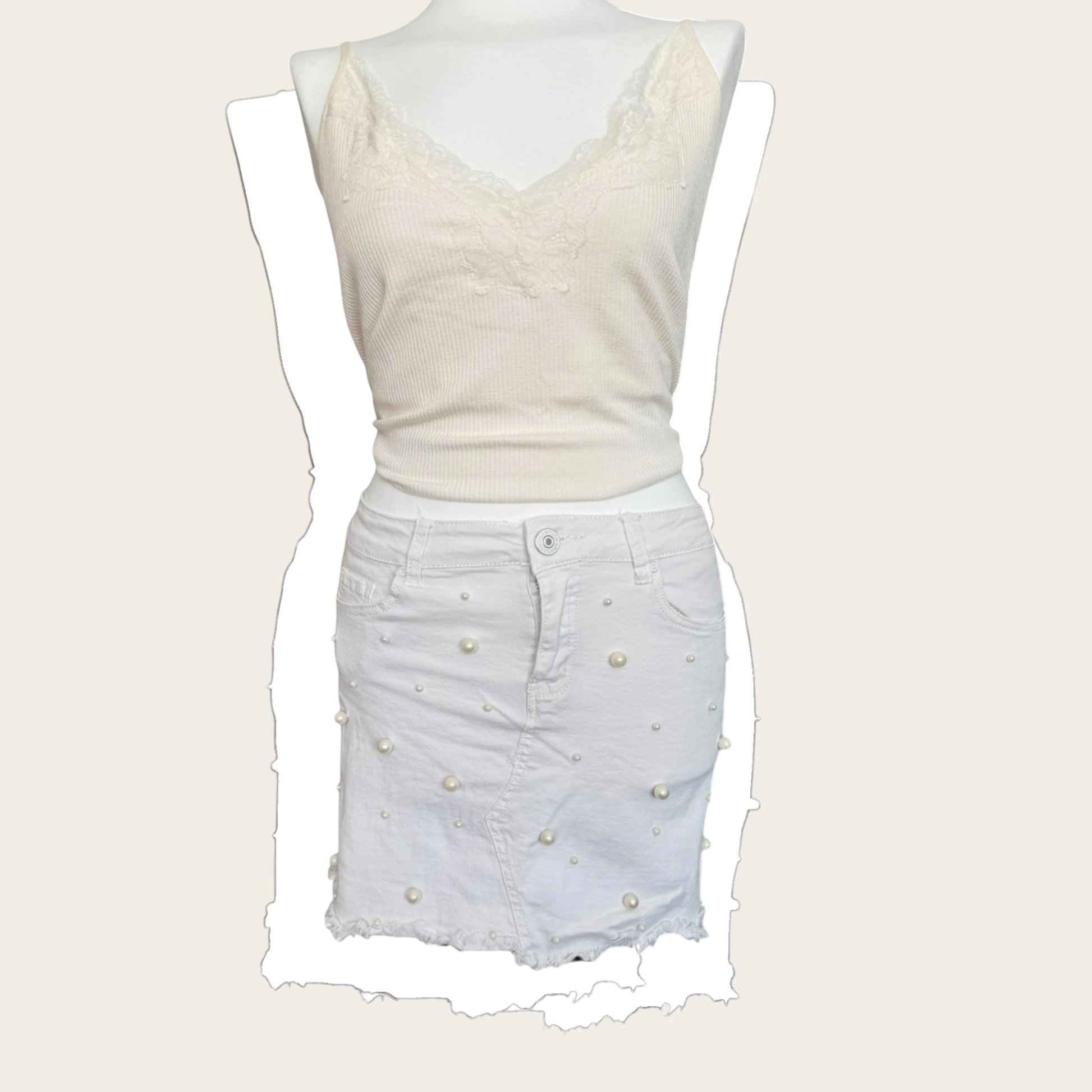 Biała spódniczka jeansowa TrickandChic marki Realty Jeans z ozdobnymi perłami w stylu vintage
