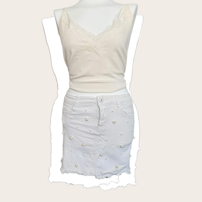 Biała spódniczka jeansowa TrickandChic marki Realty Jeans z ozdobnymi perłami w stylu vintage
