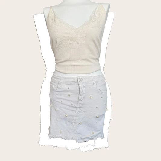 Biała spódniczka jeansowa TrickandChic marki Realty Jeans z ozdobnymi perłami w stylu vintage