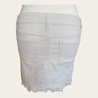 Biała spódniczka jeansowa TrickandChic marki Realty Jeans z ozdobnymi perłami i postrzępionym dołem w stylu vintage