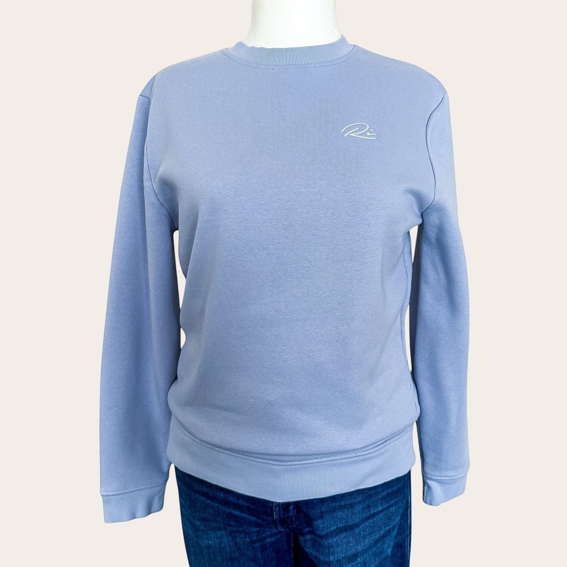TrickandChic błękitna bluza damska River Island z okrągłym dekoltem i haftowanym logo na piersi