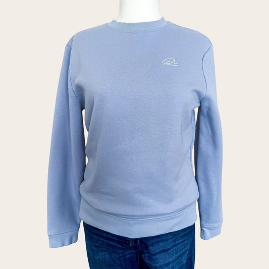 TrickandChic błękitna bluza damska River Island z okrągłym dekoltem i haftowanym logo na piersi
