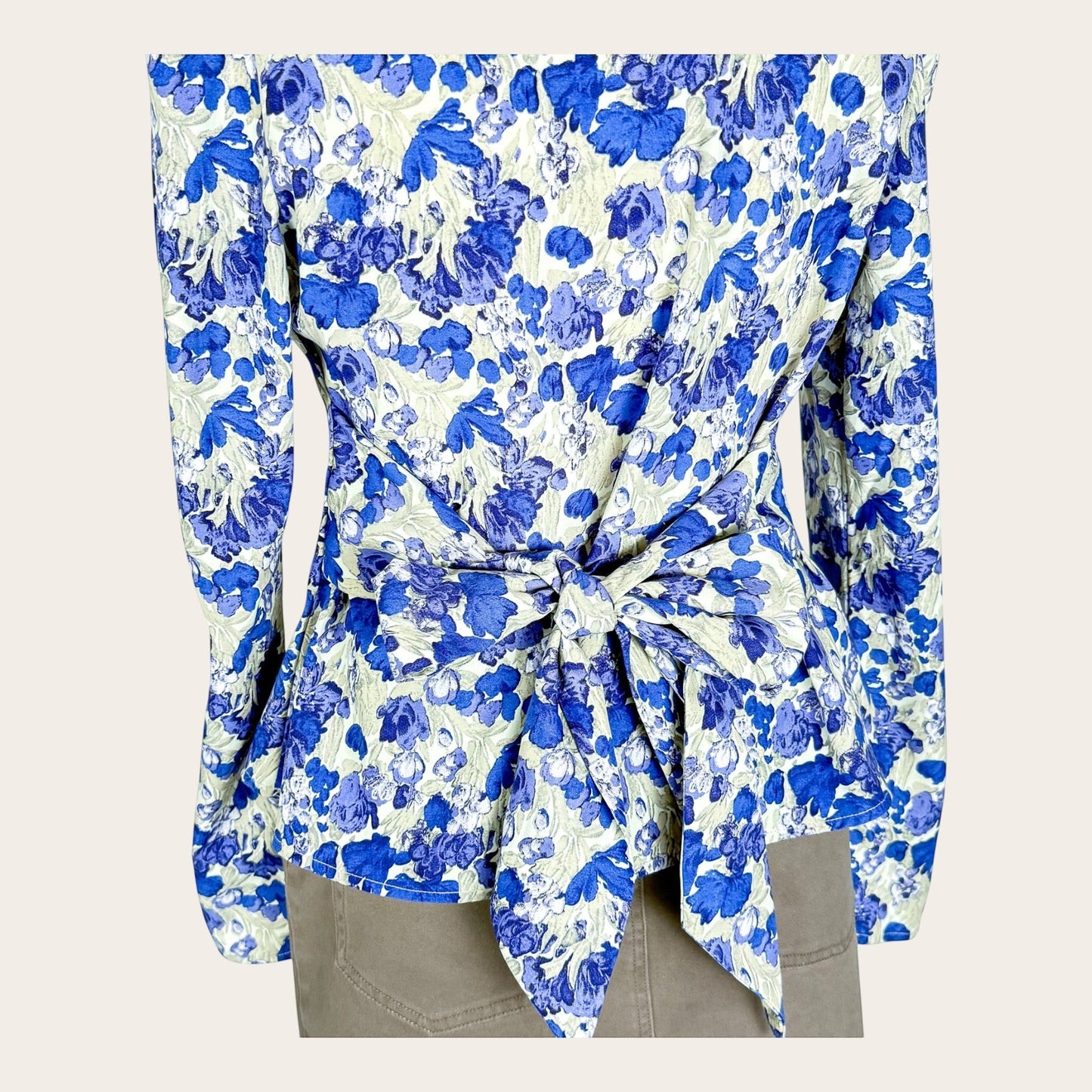 TrickandChic elegancka bluzka damska w niebieski kwiatowy wzór z ozdobnym wiązaniem na plecach