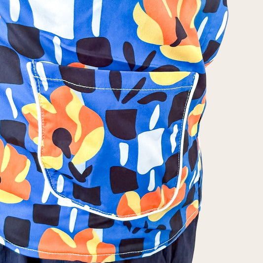 TrickandChic satynowa bluzka Minueto w niebieskie kwiaty retro z białą lamówką przy kieszeni