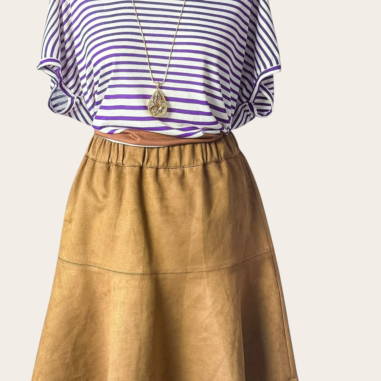 Brązowa zamszowa spódnica rozkloszowana Vero Moda z elastyczną gumką w pasie, dostępna w sklepie TrickandChic