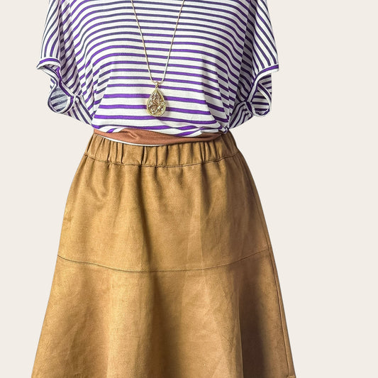 Brązowa zamszowa spódnica rozkloszowana Vero Moda z elastyczną gumką w pasie, dostępna w sklepie TrickandChic