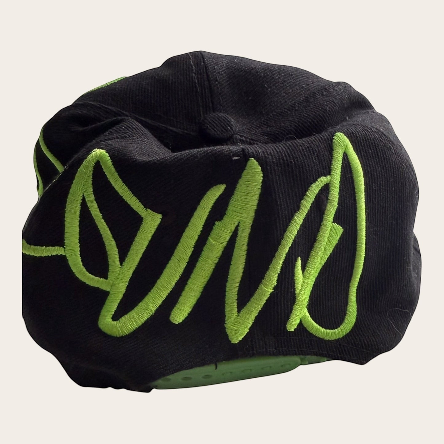 Czapka snapback TrickandChic Underground Kulture w kolorze czarnym z neonowo-zielonym haftem graffiti