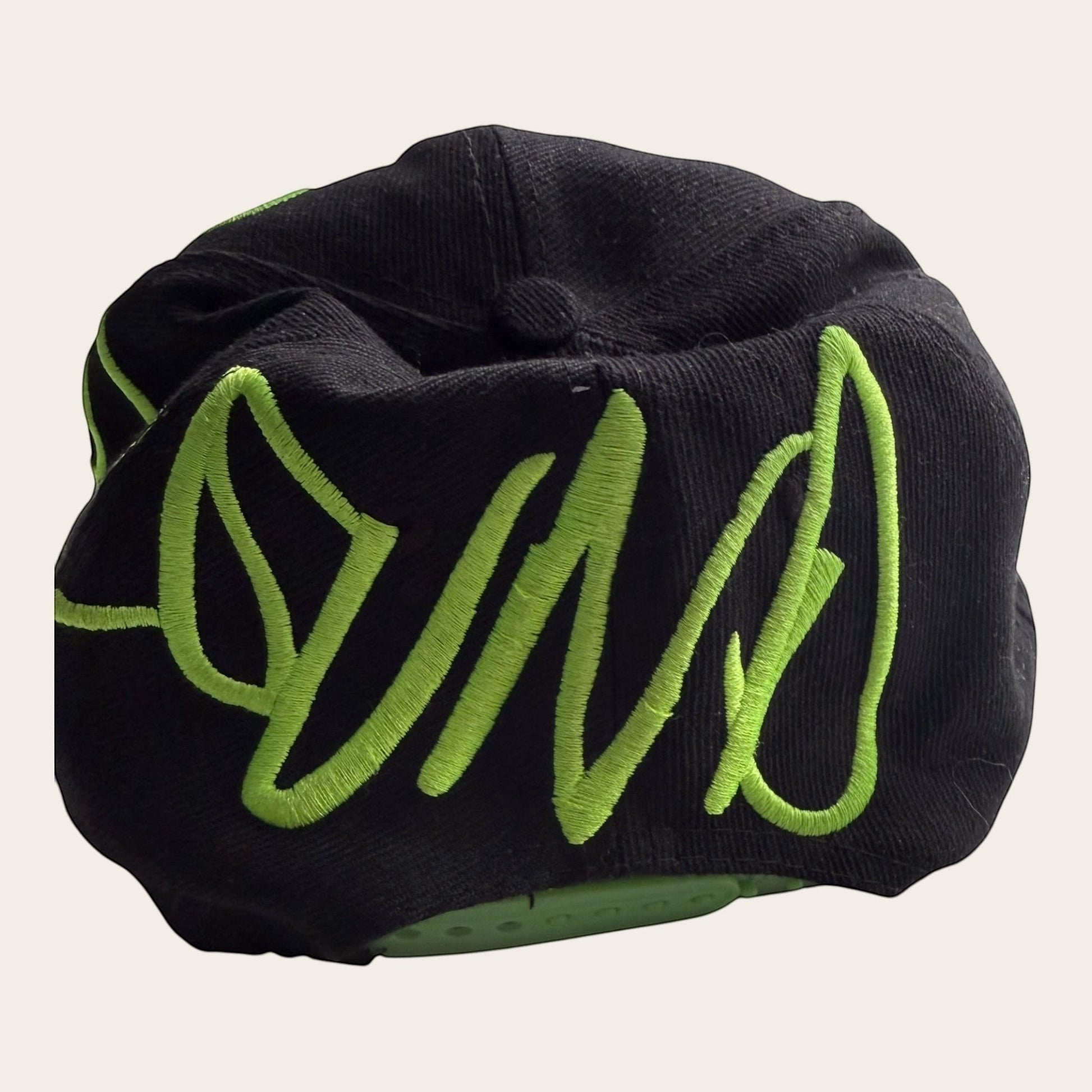 Czapka snapback TrickandChic Underground Kulture w kolorze czarnym z neonowo-zielonym haftem graffiti