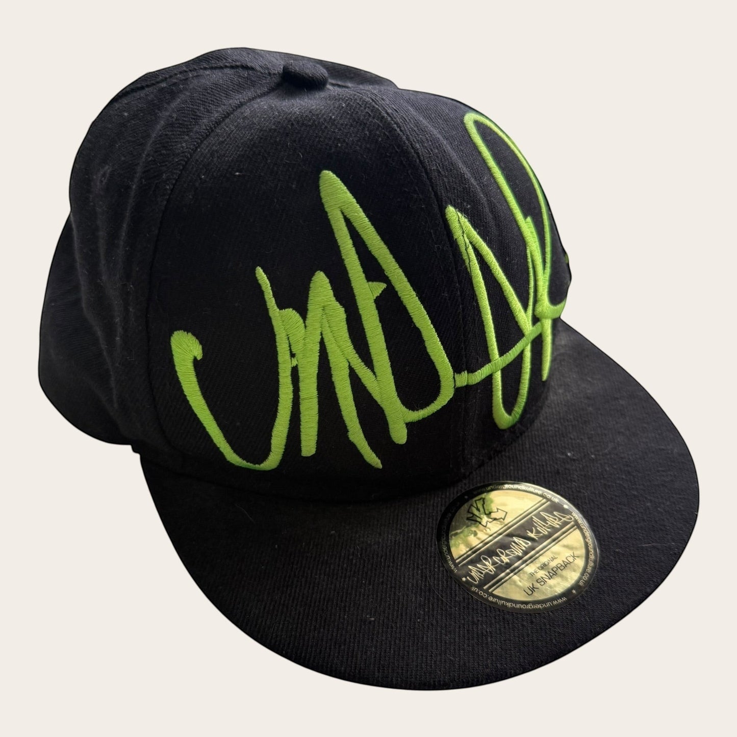 Czapka snapback TrickandChic Underground Kulture w kolorze czarnym z neonowo-zielonym haftem graffiti na froncie