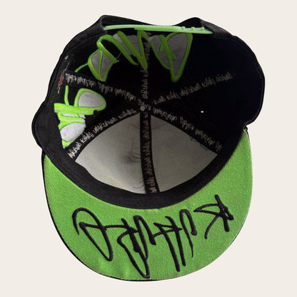 Czapka snapback TrickandChic Underground Kulture w kolorze czarnym z neonowo-zielonym haftem graffiti pod daszkiem