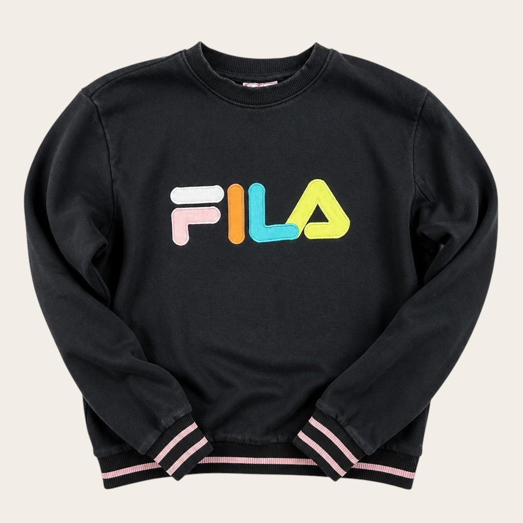 Czarna bluza dresowa TrickandChic Fila z kolorowym haftowanym logo i prążkowanymi ściągaczami w paski