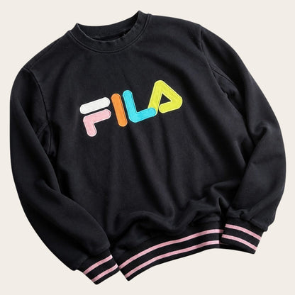 Czarna bluza TrickandChic Fila z kolorowym logo na piersi i prążkowanymi ściągaczami w paski