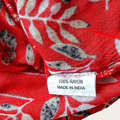 Metka ze składem 100% rayon na czerwonej zwiewnej bluzce TrickandChic z roślinnym wzorem