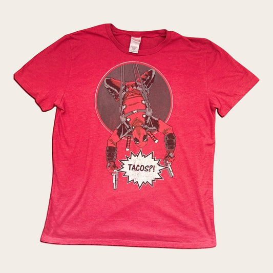 Czerwony T-shirt TrickandChic Marvel z nadrukiem Deadpoola wiszącego głową w dół i napisem Tacos, bawełniana mieszanka