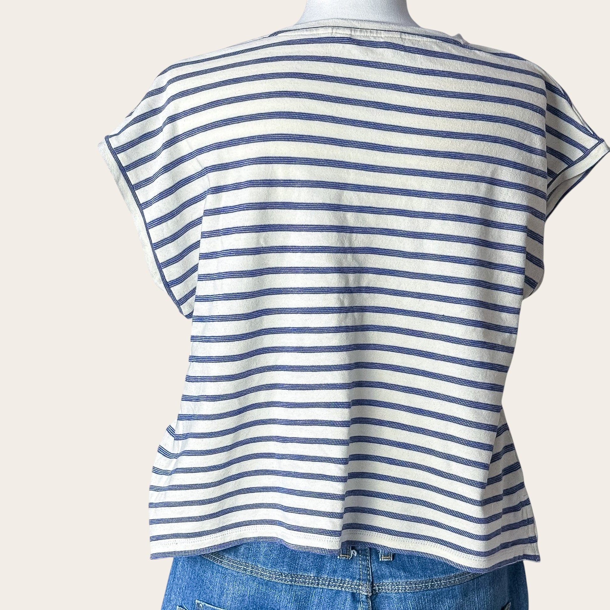 Damska koszulka w paski TrickandChic z organicznej bawełny w stylu marynarskim z krótkim rękawem