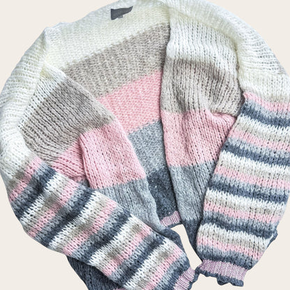 Damski kardigan w paski marki TrickandChic z miękkiej dzianiny w odcieniach bieli, beżu, różu i szarości.