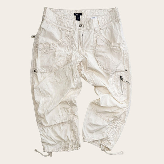 Damskie spodnie cargo 3/4 marki TrickandChic w kolorze ecru, wykonane z bawełny w stylu vintage Y2K z kieszeniami.