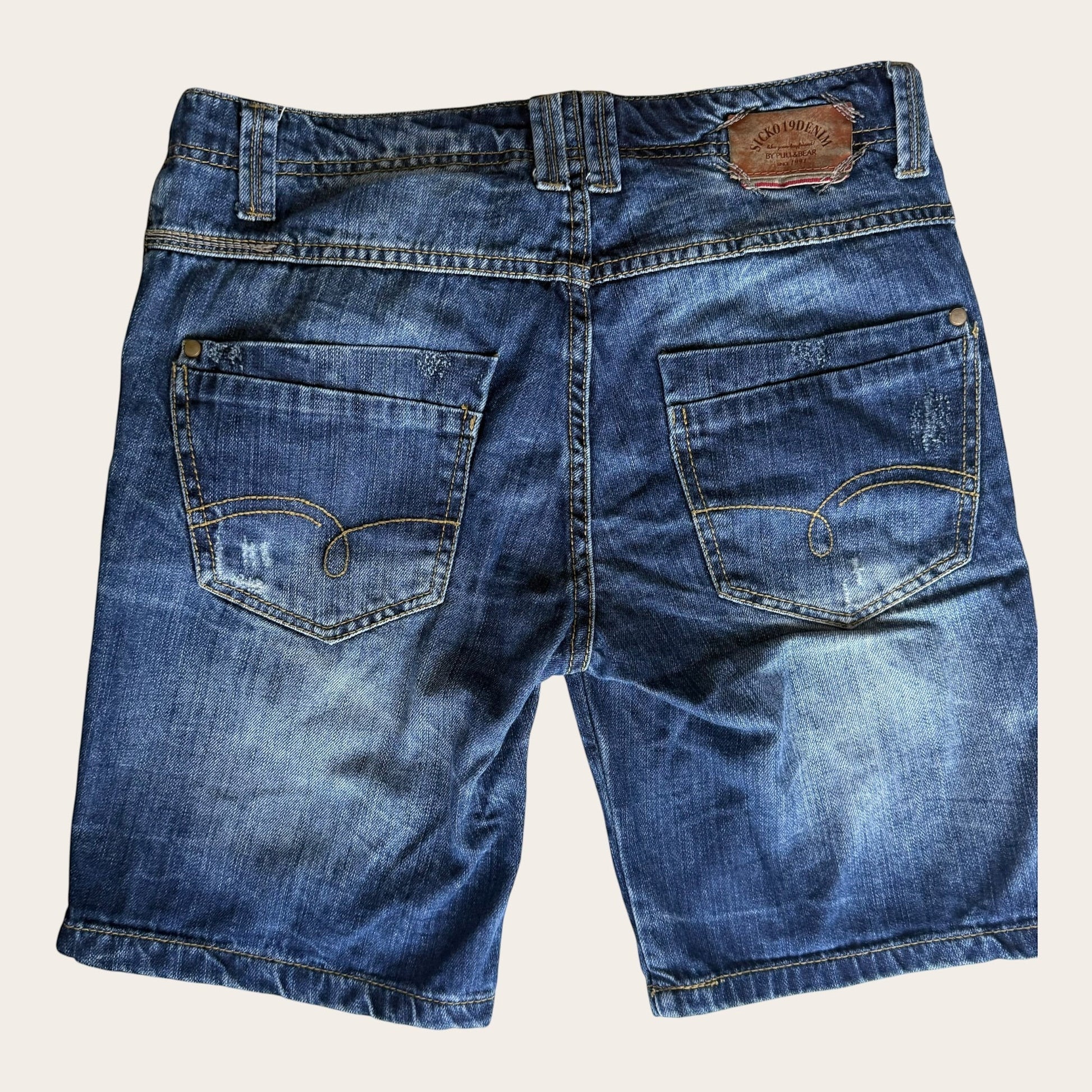 Damskie szorty jeansowe TrickandChic w stylu vintage y2k z przetarciami i naszywką Sicko 19 Denim na tylnej kieszeni