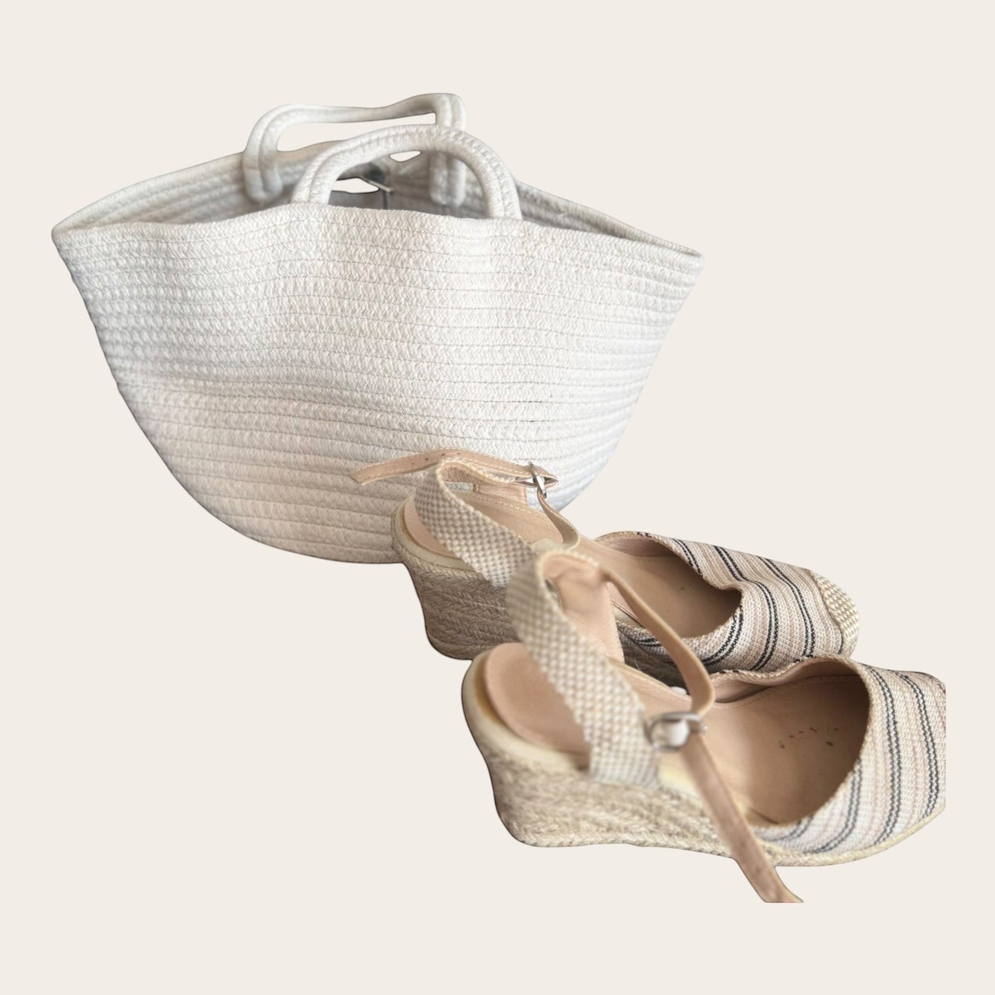 TrickandChic espadryle Jenny Fairy w paski na koturnie z plecioną podeszwą oraz biała torba koszykowa w stylu boho