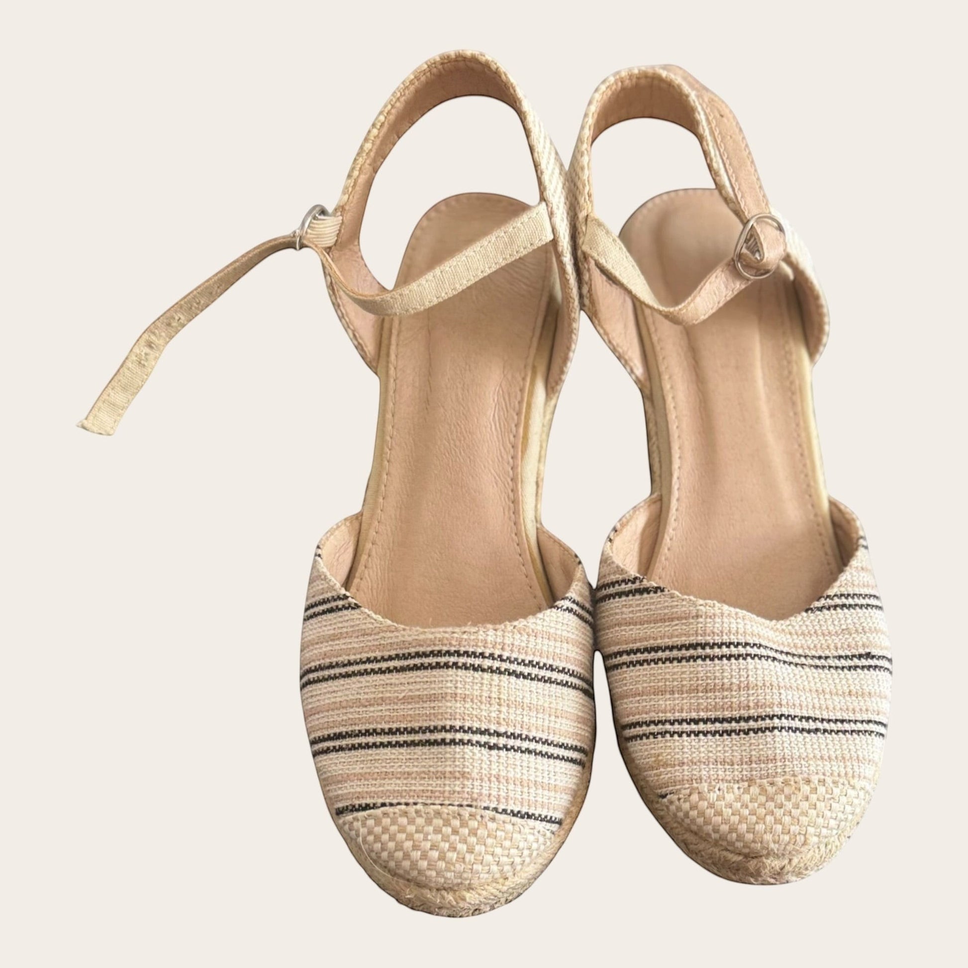 Beżowe espadryle TrickandChic marki Jenny Fairy w paski z plecioną podeszwą i zapięciem na kostkę w stylu boho