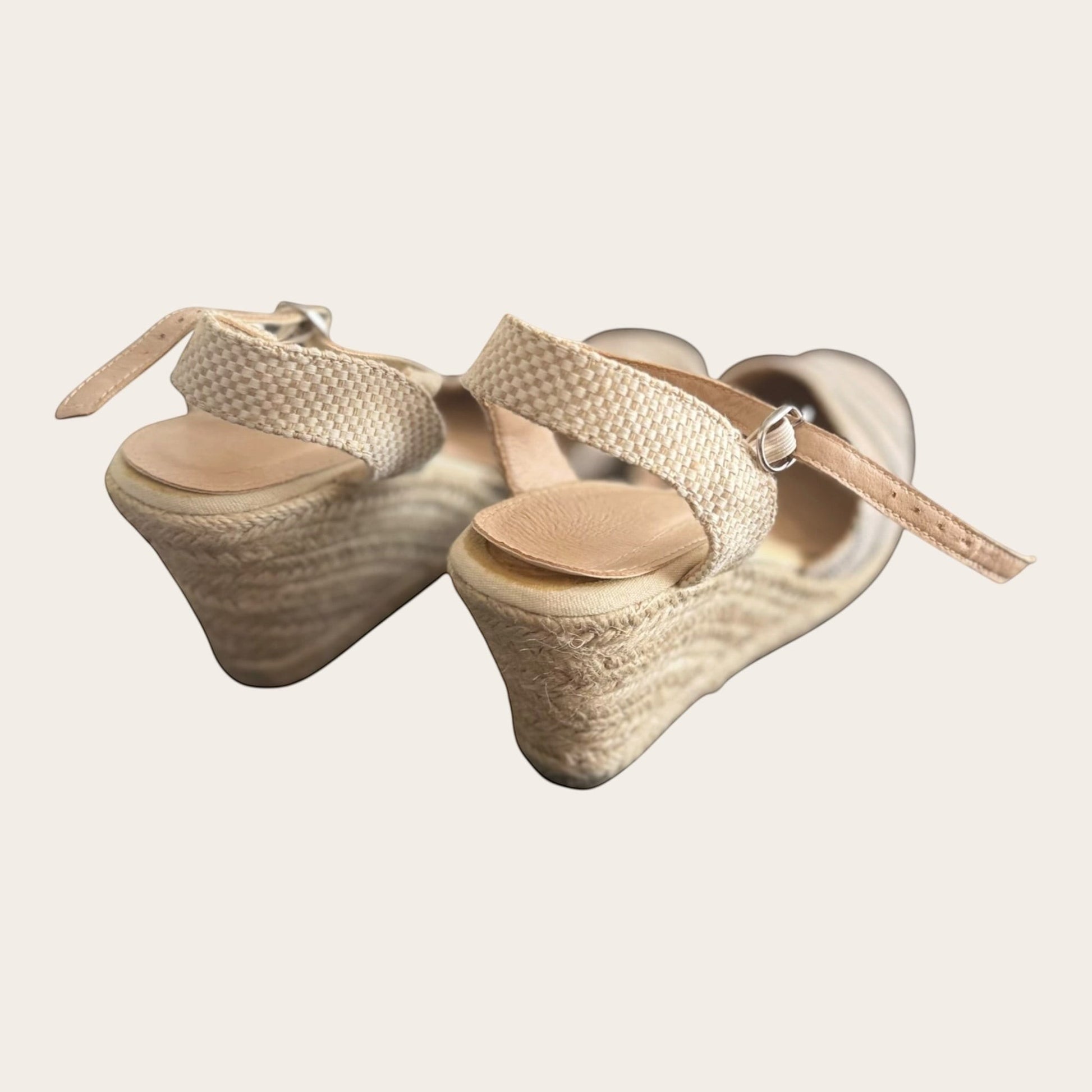 Beżowe espadryle na koturnie marki TrickandChic z plecioną podeszwą i zapięciem na pasek w stylu boho