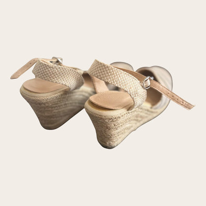 Beżowe espadryle na koturnie marki TrickandChic z plecioną podeszwą i zapięciem na pasek w stylu boho