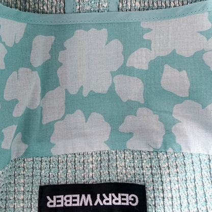 Wnętrze żakietu TrickandChic Gerry Weber z seledynową podszewką w białe kwiaty i metką marki