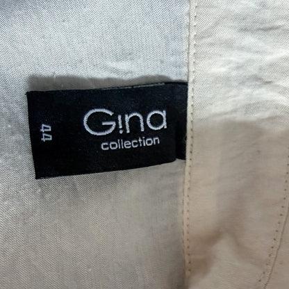 Metka marki Gina Collection z rozmiarem 44 na kremowej satynowej koszuli od TrickandChic