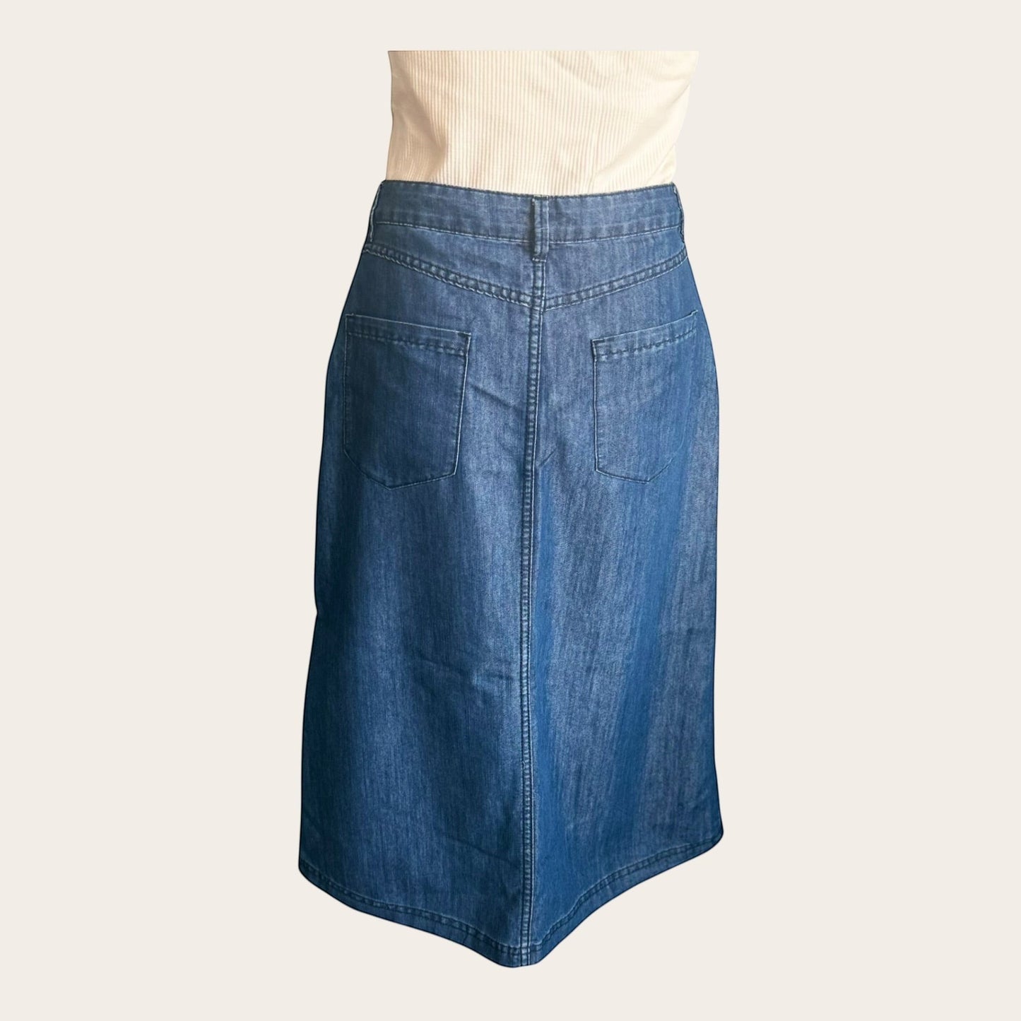 Granatowa spódnica jeansowa midi w stylu vintage marki TrickandChic z kieszeniami z tyłu