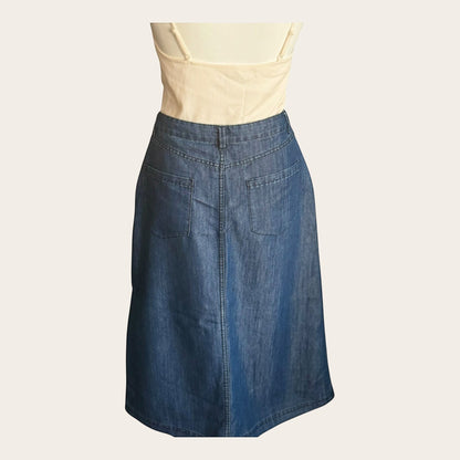 Granatowa spódnica jeansowa vintage marki TrickandChic z kieszeniami z tyłu, wykonana z miękkiego denimu.