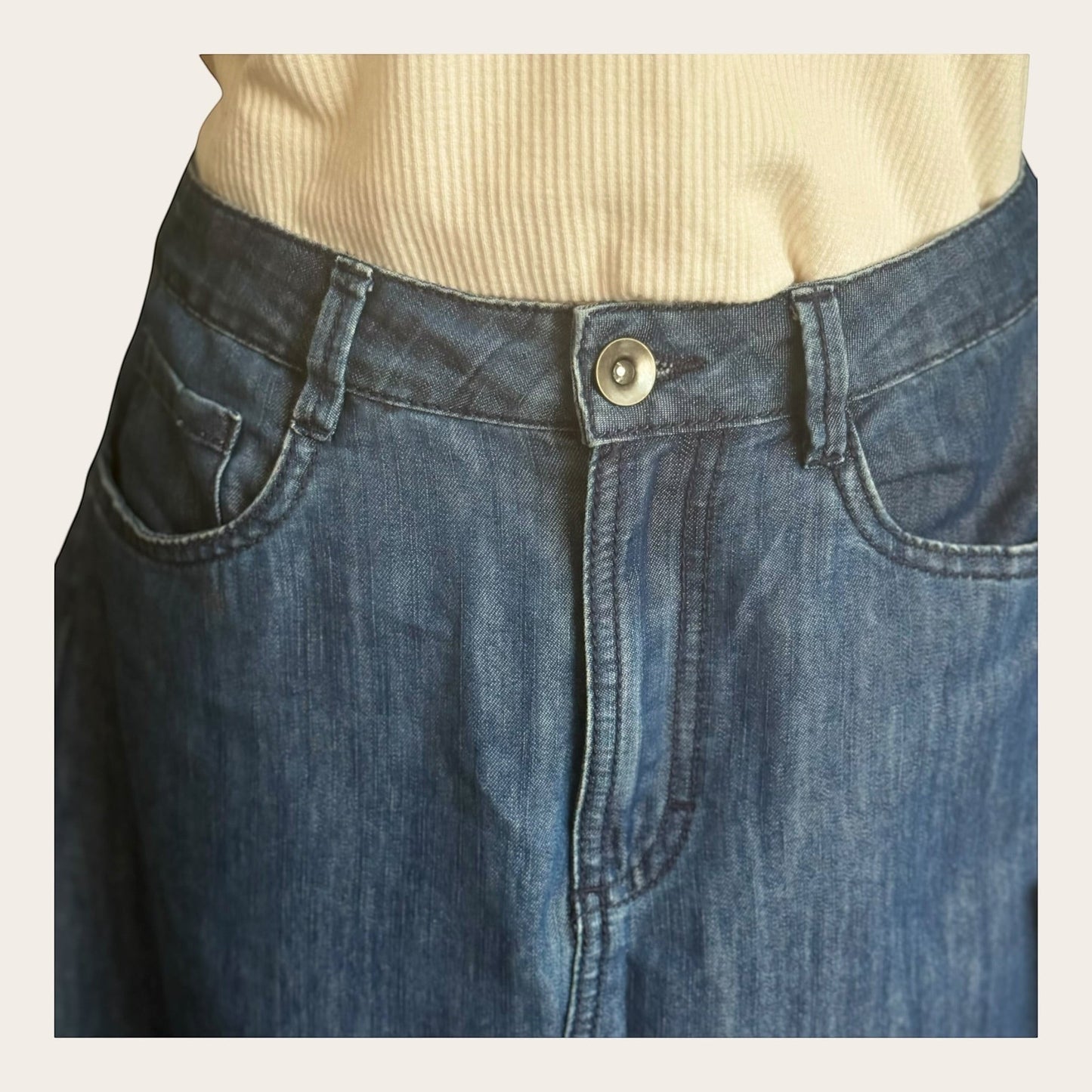 Granatowa spódnica jeansowa vintage marki OVS z TrickandChic, zapinana na guzik i zamek, wykonana z miękkiego denimu.