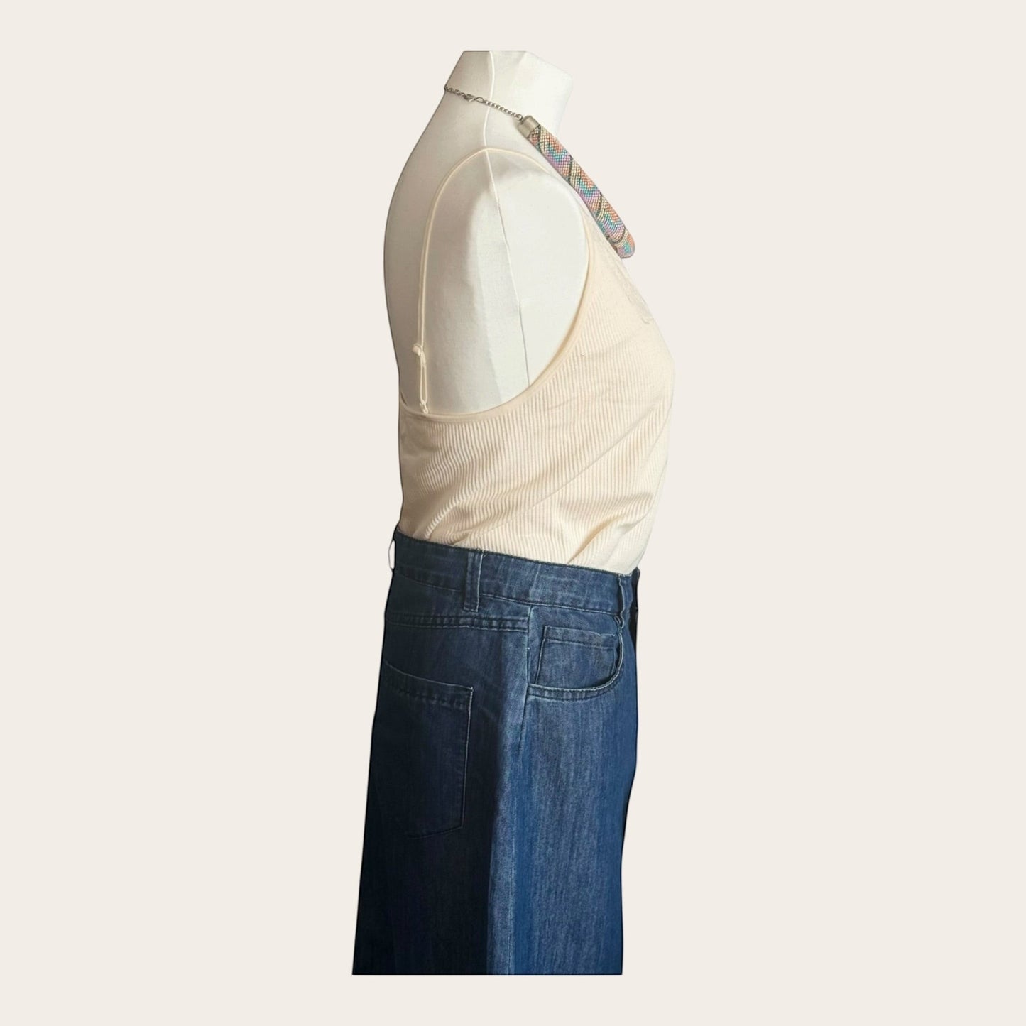 Granatowa spódnica jeansowa vintage marki OVS na manekinie, widok z boku, styl lat 90. w ofercie TrickandChic