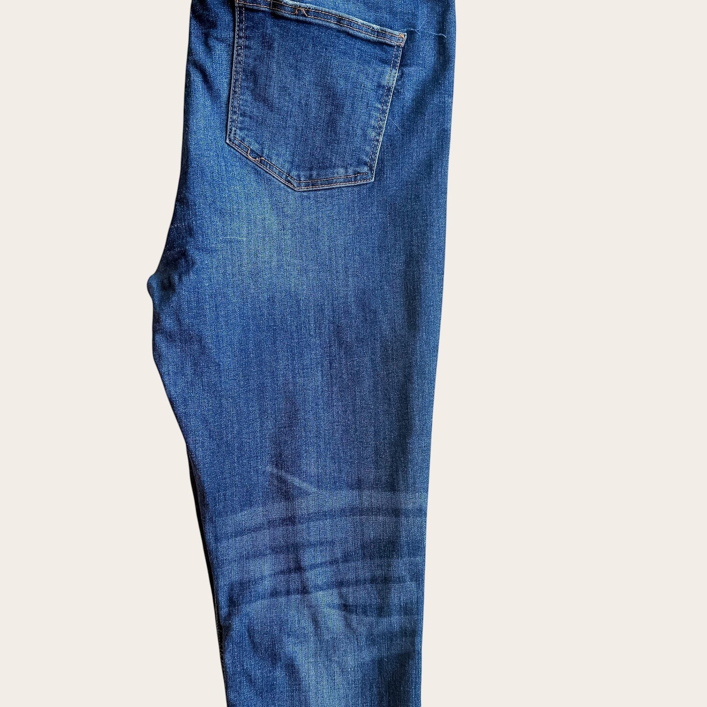 Granatowe jeansy Denim&Co z TrickandChic, klasyczny krój z widoczną tylną kieszenią, styl second-hand.