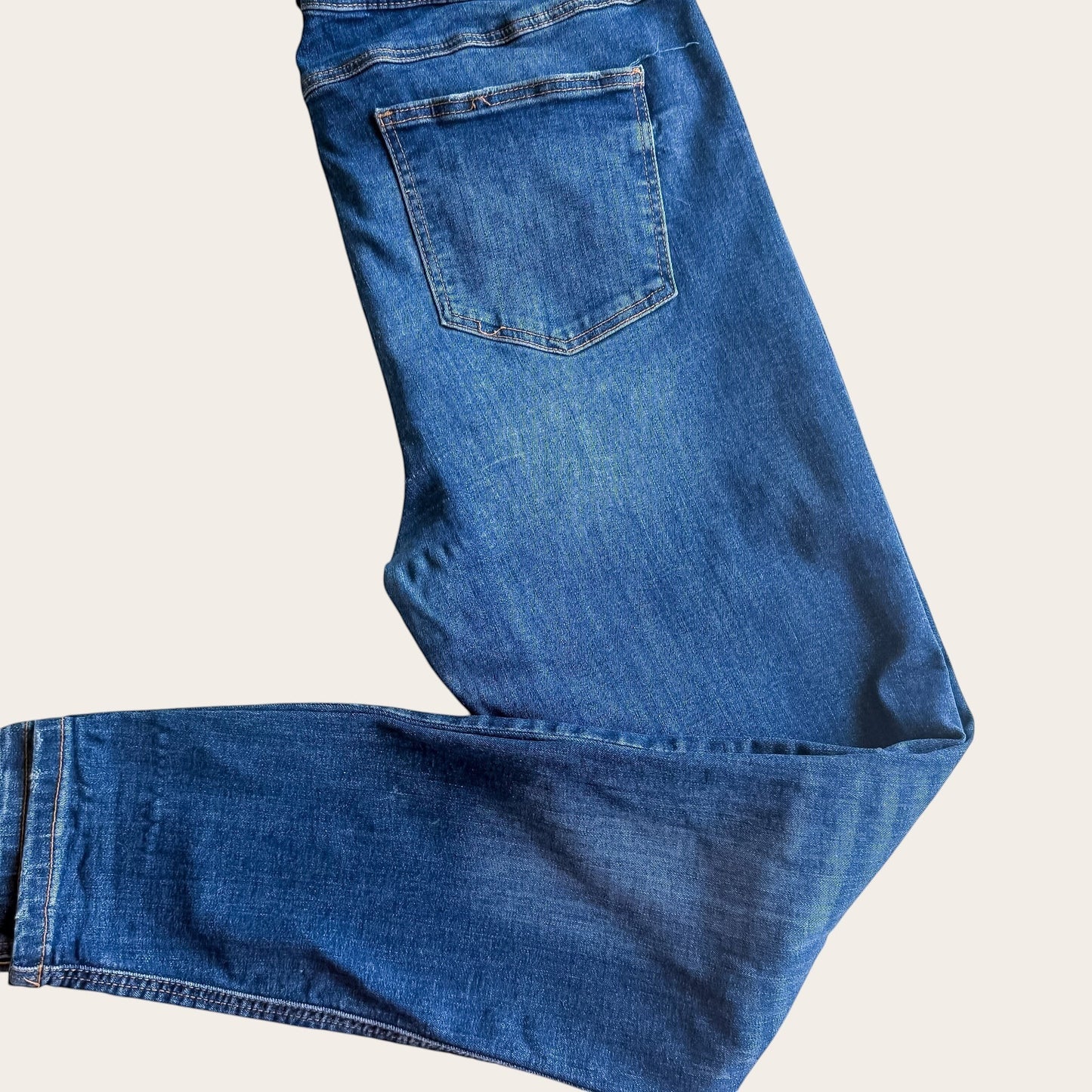 Granatowe jeansy Denim&Co z TrickandChic, wysoki stan, prosty krój, modne przetarcia, rozmiar XL 44