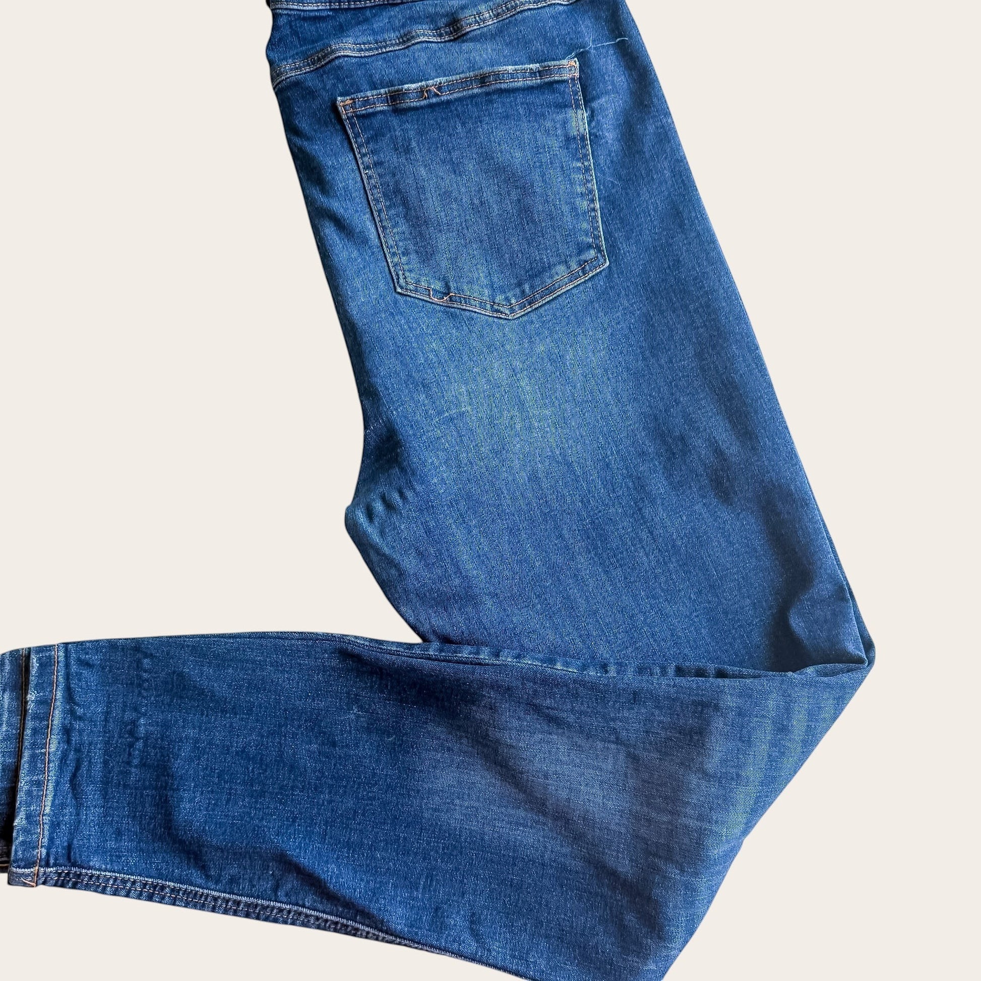 Granatowe jeansy Denim&Co z TrickandChic, wysoki stan, prosty krój, modne przetarcia, rozmiar XL 44
