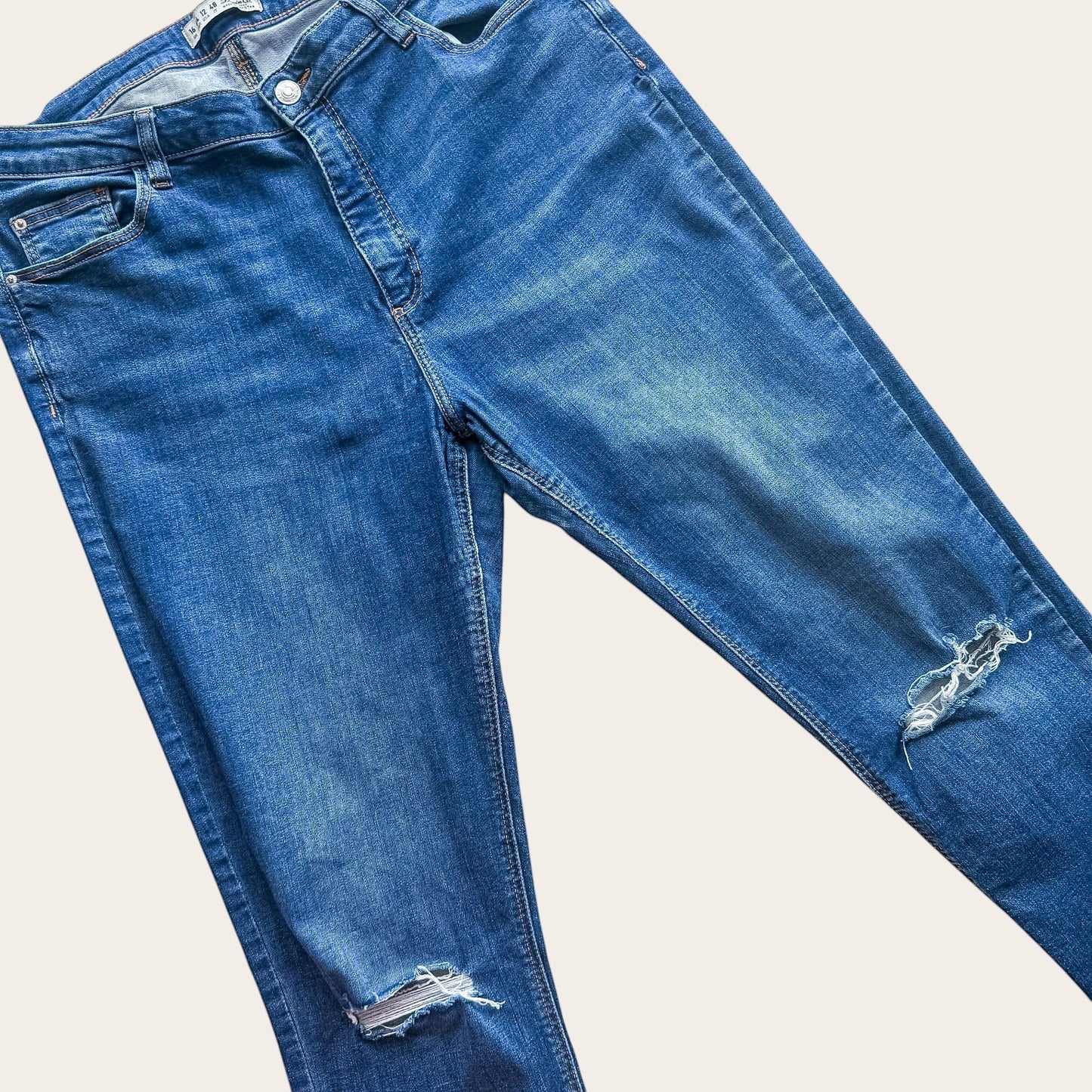 Granatowe jeansy TrickandChic z wysokim stanem, przetarciami i dziurami na kolanach w rozmiarze XL