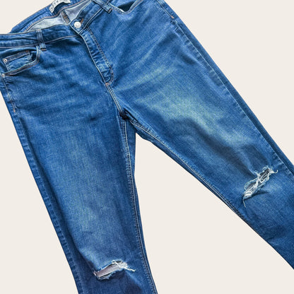 Granatowe jeansy TrickandChic z wysokim stanem, przetarciami i dziurami na kolanach w rozmiarze XL