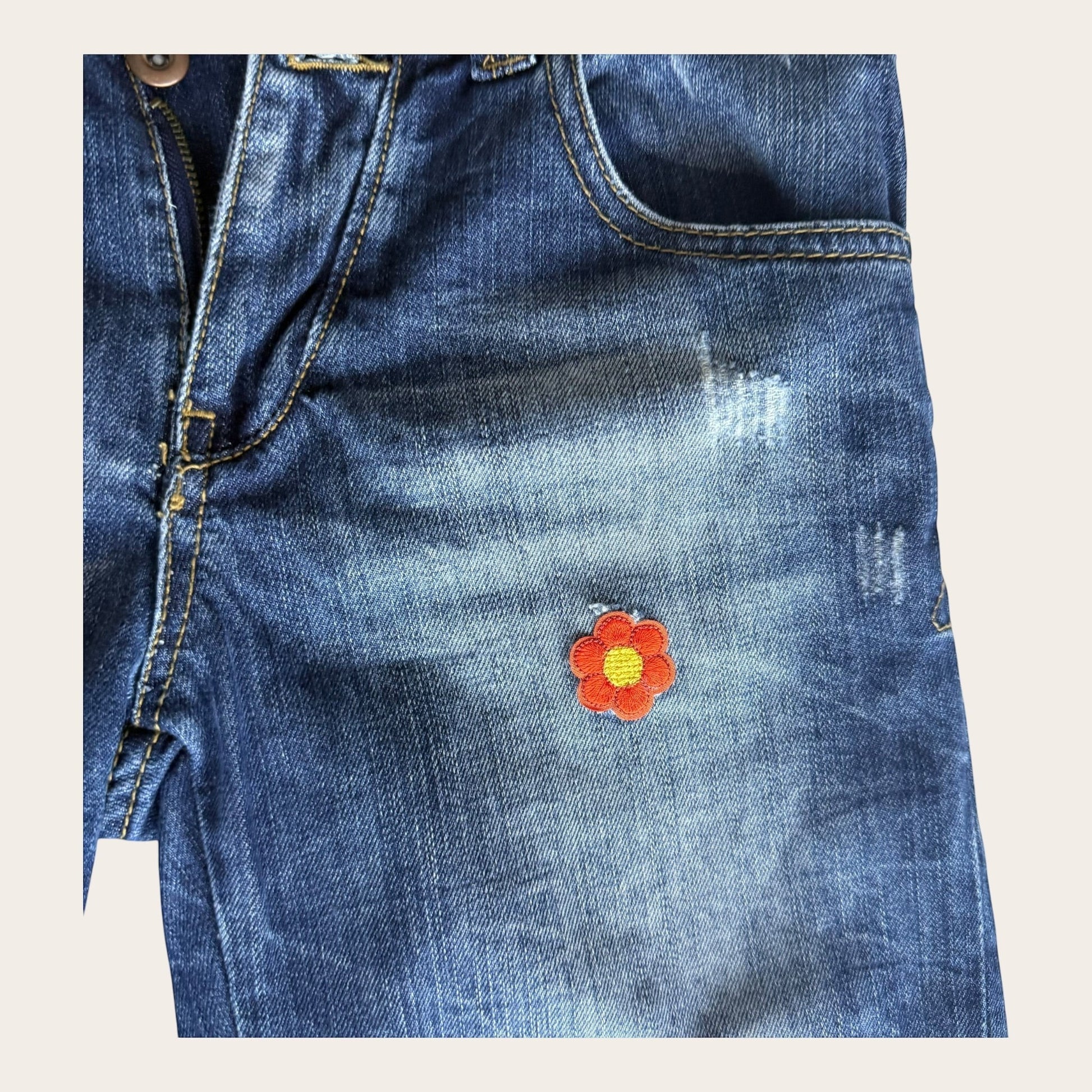 Damskie szorty jeansowe TrickandChic w stylu vintage z haftowaną aplikacją kwiatka i efektem sprania