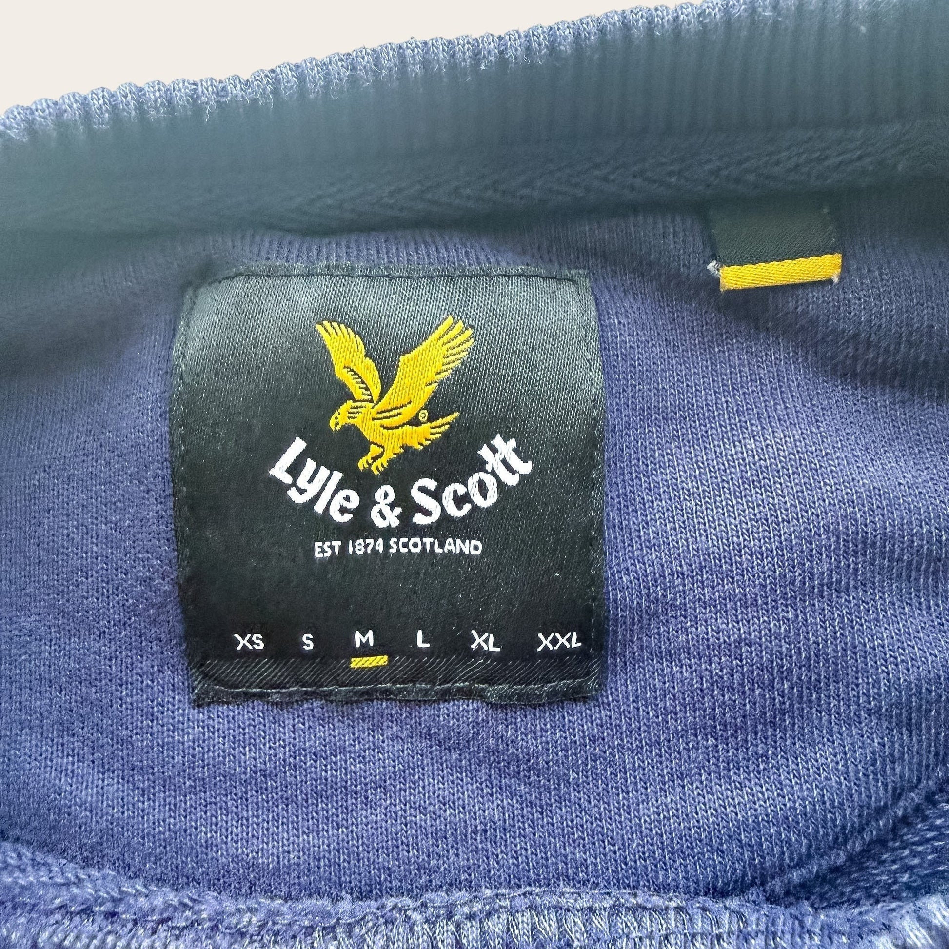 Granatowa bluza TrickandChic Lyle&Scott z bawełny z widoczną metką z logo i rozmiarem M