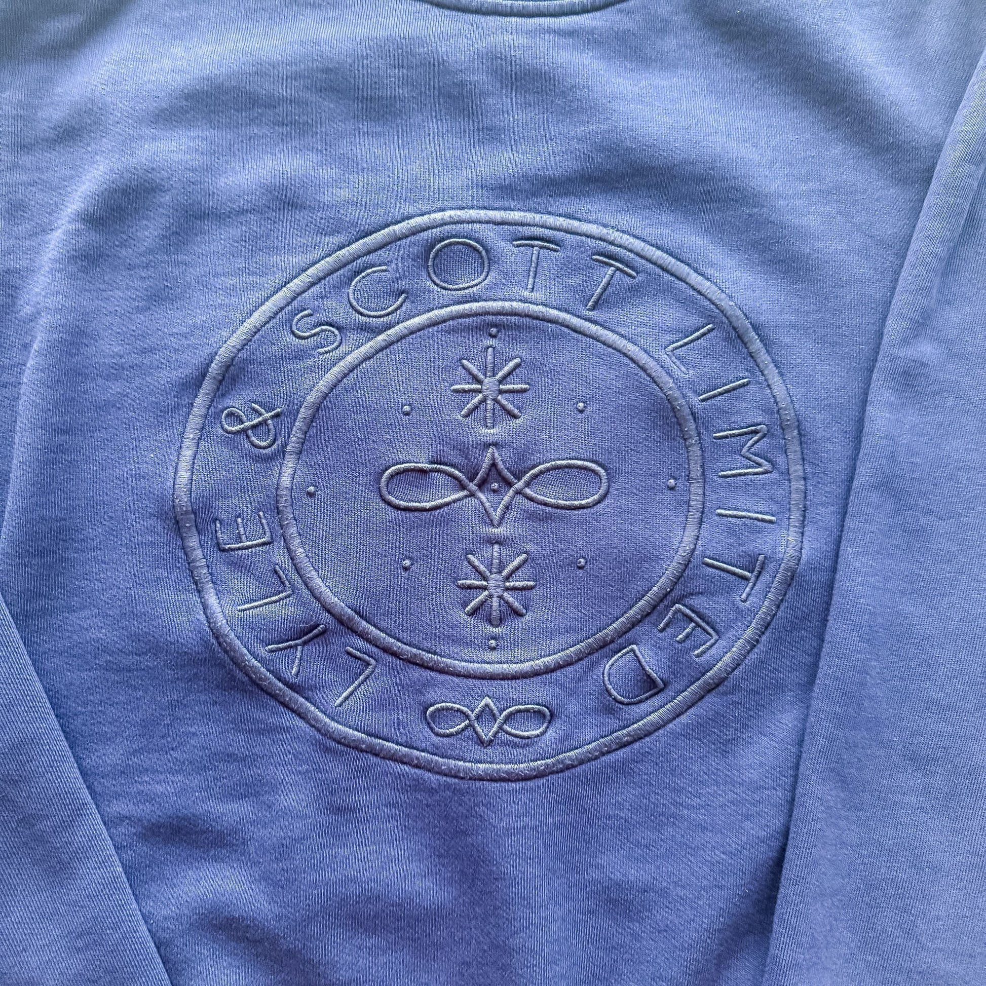 Granatowa bawełniana bluza TrickandChic Lyle&Scott z tłoczonym okrągłym logo na piersi