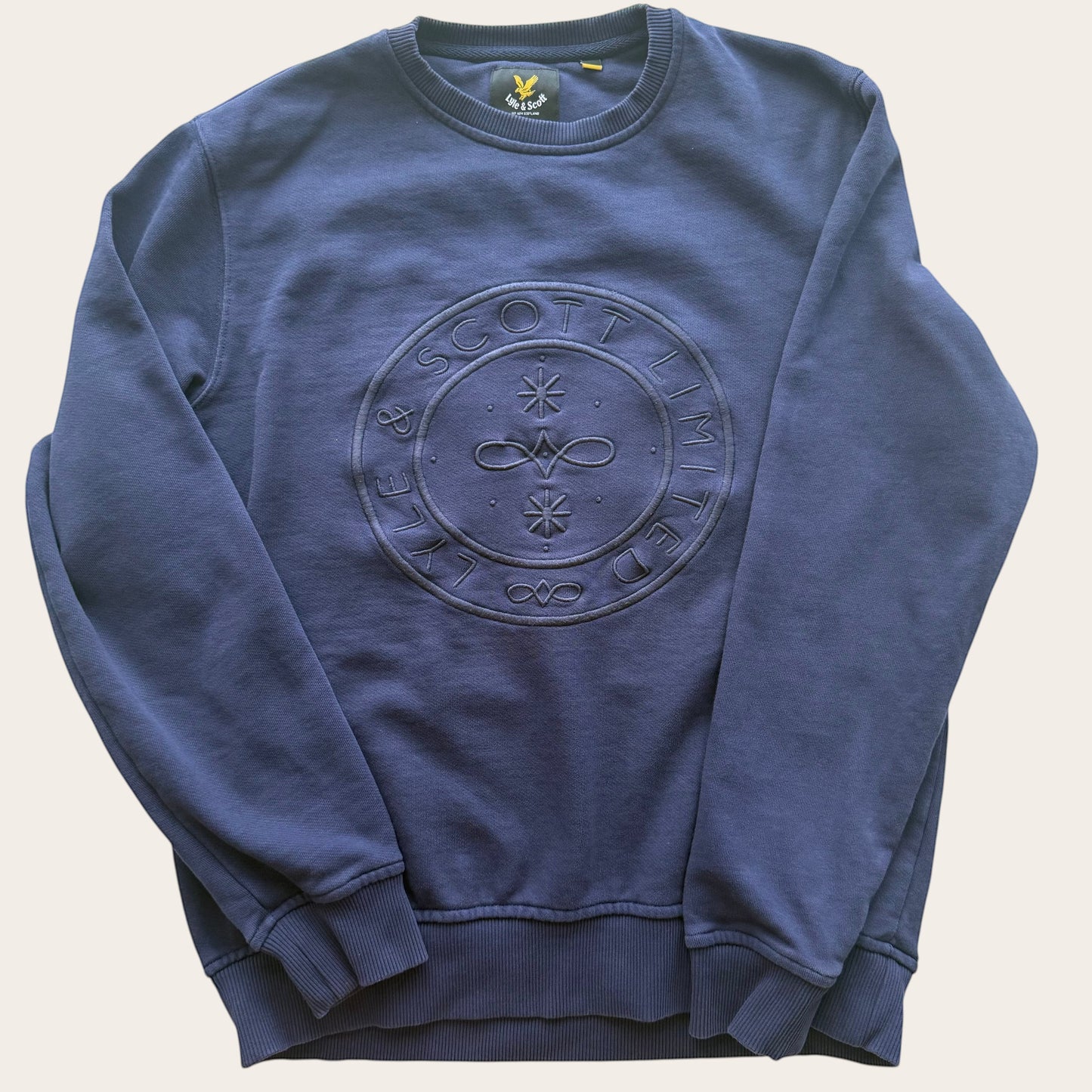 Granatowa bluza TrickandChic Lyle&Scott ze 100% bawełny z tłoczonym logo na piersi i okrągłym dekoltem