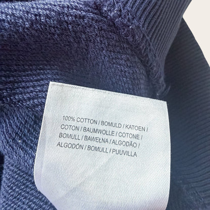 Metka wewnętrzna bluzy TrickandChic Lyle&Scott potwierdzająca skład 100% bawełny w kolorze granatowym